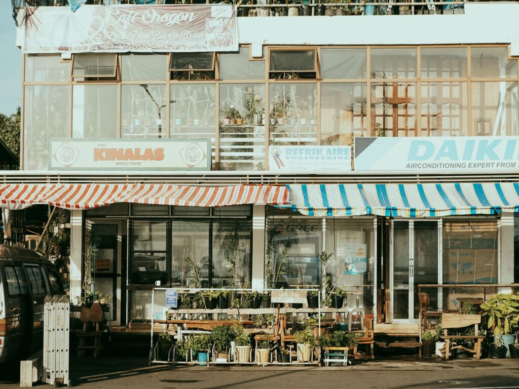Gade med lokale butikker og farvestribede markiser